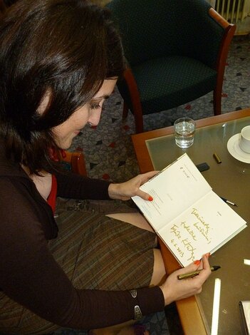 Prezentácia knihy Dubajské tajomstvá a beseda s diplomatkou, prekladateľkou, spisovateľkou Emíre Khi